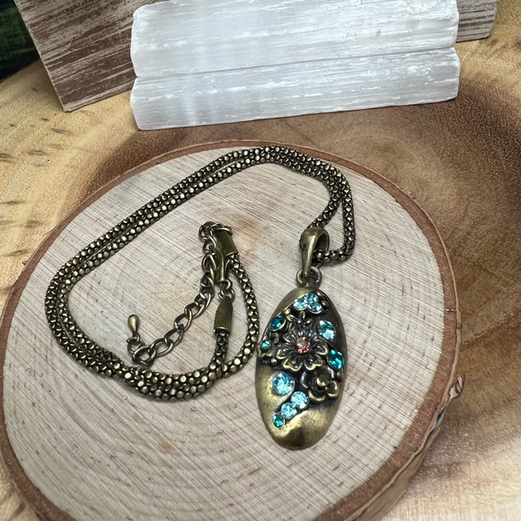 VTG| Floral AB Crystals Necklace 💙✨ - Picture 5 of 8